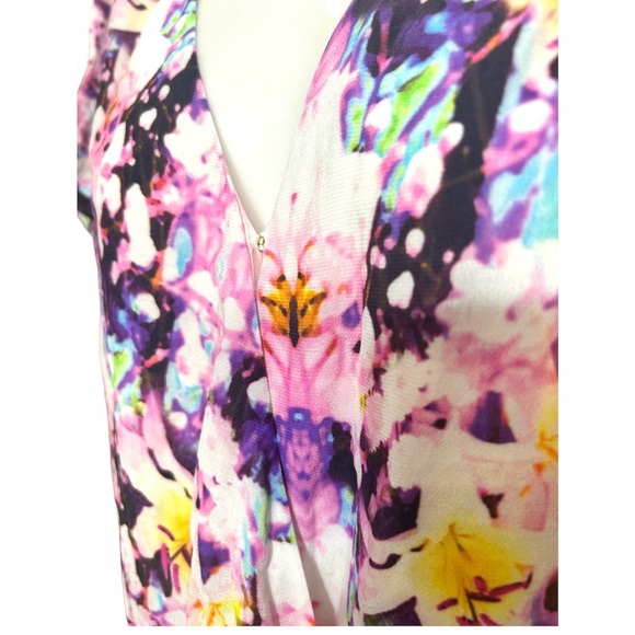 NWT Bebe Printed FLUTTER SLEEVE PRINT TOP Blouse Large - Picture 8 of 11